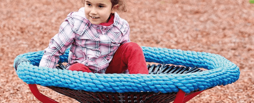 Kinder spielen auf einem modernen Karussell Spielplatz auf einem Au&szlig;enbereich