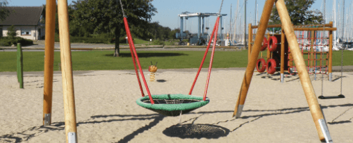 Vielf&auml;ltige und sichere Spielplatzger&auml;te f&uuml;r Kinder auf einem modernen Spielplatz mit unterschiedlichen Spielbereichen
