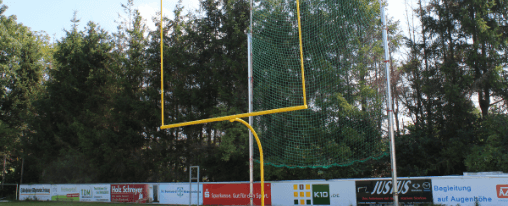 American Football Tor online kaufen: Teamsport-Ausstattung im Kübler Sport Onlineshop American Football Tor auf einem Spielfeld für Teamsport, mit Standpfosten, Querlatte und Bodenhülse, bereit für Training und Wettkampf