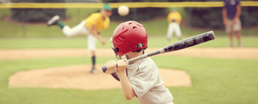 Verschiedene Baseballschläger für Teamsport im Einsatz auf einem Baseballfeld
