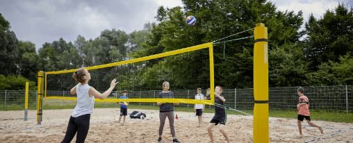 Auswahl an Beach Sports Ausrüstung für Mannschaften beim Teamsport am Strand