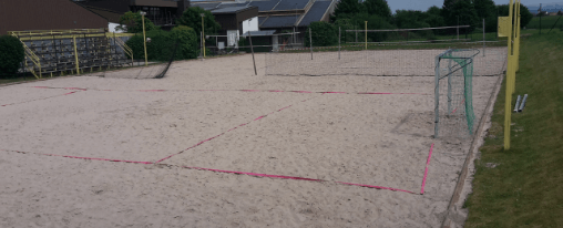 Teamsportler spielen Beachhandball im Sand – Bannerbild mit Ball, Tor und Team bei Kübler Sport