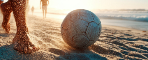 Teamsportler spielen Beachsoccer auf Sandplatz mit professioneller Ausrüstung
