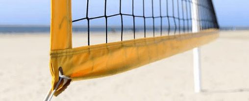 Verschiedene Beachvolleyball Materialien für Teamsport: Netze, Bälle und Zubehör auf einem professionellen Spielfeld