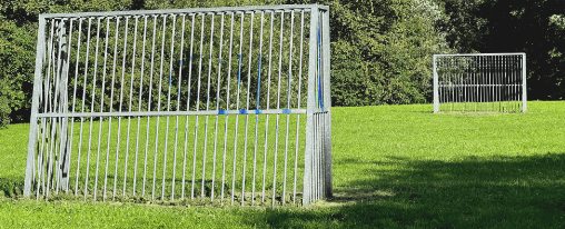 Robustes Bolzplatztor für Sportplätze und Teamsport auf einem Fußballfeld