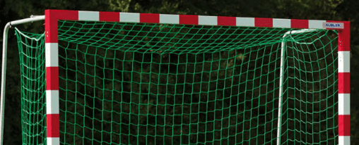 Hochwertige Kleinfeldtore auf einem Sportplatz, ideal für Training und Wettkampf im Teamsport