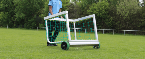 Minitore Fußball online kaufen: Teamsport-Ausstattung im Kübler Sport Onlineshop Mehrere robuste Minifußballtore für Teamsport auf einem Sportplatz, bereit für Training und Wettkampf