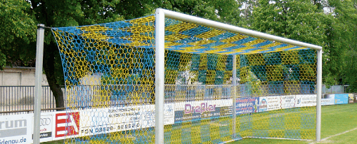 Stabiles Tornetz f&uuml;rs Gro&szlig;feld an einem Fu&szlig;balltor auf dem Sportplatz befestigt