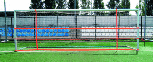 Torhüter im Teamsport beim Training mit passendem Torwarttraining Equipment wie Rebounder, Slalomstangen und Hürden auf dem Fußballplatz