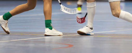 Teamsportler beim Floorballspiel mit hochwertigem Floorball Schläger