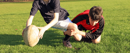 Rugbyausrüstung online kaufen: Teamsportbedarf im Kübler Sport Onlineshop Teamsportler mit kompletter Rugbyausrüstung auf dem Spielfeld – passende Ausrüstung für Rugbyteams