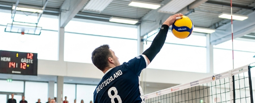 Volleyball Armschoner online kaufen im Kübler Sport Onlineshop Teamsportler tragen Volleyball Armschoner beim Training und Einsatz auf dem Volleyballfeld