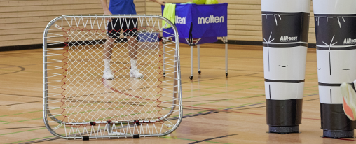 Volleyball Trainingsgeräte online kaufen im Kübler Sport Onlineshop Teamsportgruppe beim Training mit verschiedenen volleyball trainingsgeräten in der Sporthalle