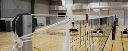 Volleyballpfosten im Kübler Sport Onlineshop kaufen Volleyballpfosten für Teamsport im Einsatz auf einem Volleyballfeld