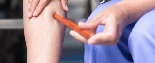 Faszienstab als Massageger&auml;t f&uuml;r gezielte Faszienmassage im Therapiebedarf, Anwendung bei Muskelverspannungen und Rehabilitation