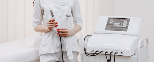 Elektrotherapieger&auml;t mit Zubeh&ouml;r f&uuml;r therapeutische Anwendungen in der Praxis