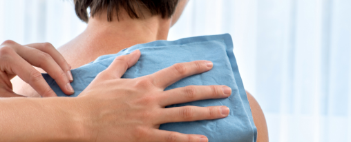Mehrere Kalt-Warm-Kompressen als Medizinprodukt f&uuml;r Therapiebedarf und Physiotherapie auf einem Tisch