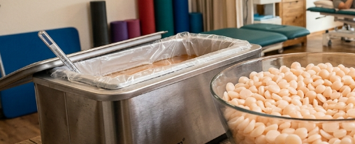 Hochreines Paraffinwachs f&uuml;r Paraffinbad-Anwendungen im therapeutischen Bereich auf einem Behandlungstisch