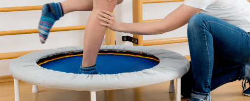 Gesundheitstrampolin f&uuml;r Therapiebedarf in Praxisumgebung mit elastischer Sprungmatte