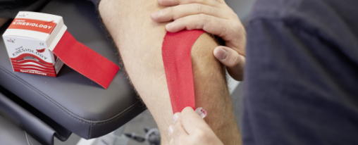 Elastisches Kinesio Tape zur therapeutischen Anwendung bei Muskelschmerzen und Verspannungen
