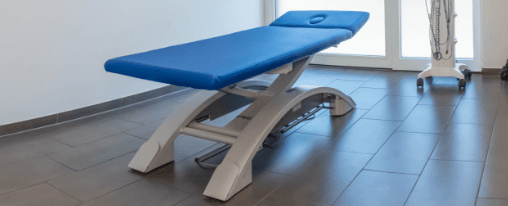 Bobath Liege für Physiotherapie & Praxisbedarf bei Kübler Sport kaufen Große, hochwertige Bobath Liege mit stufenloser Höhenverstellung und stabilem Rädergestell für den Therapiebedarf in Praxis oder Klinik