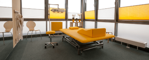 Praxiseinrichtung online kaufen: Ausstattung für Therapiebedarf im Kübler Sport Onlineshop Moderne Praxiseinrichtung im therapeutischen Bereich mit hochwertigen Möbeln und funktionalen Arbeitsflächen in einer freundlich gestalteten Praxis