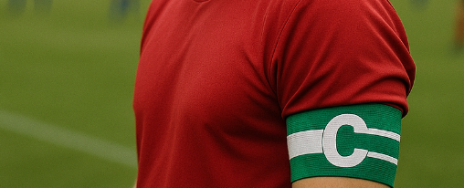 kapitänsbinde online kaufen im Kübler Sport Onlineshop Verschiedene Kapitänsbinden für Mannschaften auf einem Spielfeld – Vereinsbedarf für Teams