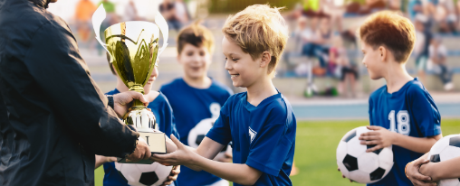 Sportauszeichnungen für Vereine online kaufen | im Kübler Sport Onlineshop Bannerbild mit Sportauszeichnungen für Vereine: Medaillen, Pokale und Urkunden zur Ehrung sportlicher Leistungen im Vereinsbedarf