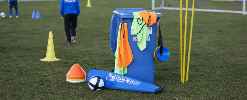 Markierungsscheiben online kaufen – Perfekt für Vereine im Kübler Sport Onlineshop Markierungsscheiben in verschiedenen Farben auf einem Spielfeld, ideal für Trainingsbedarf im Verein