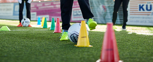 Trainingsbedarf online kaufen für Vereine im Kübler Sport Onlineshop Große Auswahl an Trainingsbedarf für Vereine: Trainingshilfen, Markierungskegel und Koordinationsgeräte für Mannschaftstraining