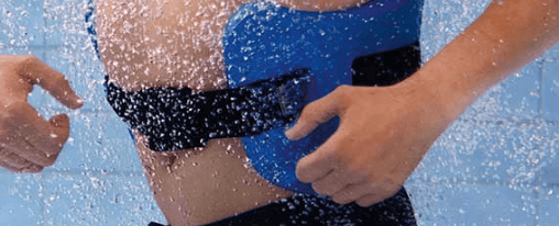 Frau und Mann mit Aqua Jogging G&uuml;rtel beim Training im Wasser im Schwimmbad