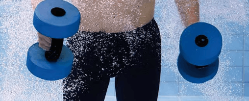 Aquafitness Ausrüstung im Kübler Sport Onlineshop kaufen Personen beim Aquafitness-Training im Schwimmbecken mit verschiedenem Trainingsequipment
