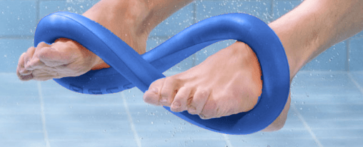 Verschiedene Wassergymnastikger&auml;te im Schwimmbad-Einsatz, geeignet f&uuml;r Aquafitness, Reha und Training im Wasser