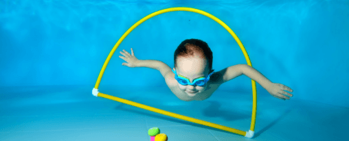 Bunte Tauchb&ouml;gen auf dem Beckenboden f&uuml;r Training und Spiel im Wassersport