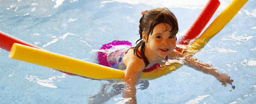 Verschiedene Wasserspielzeuge f&uuml;r Training, Freizeit und Wassersport im Einsatz