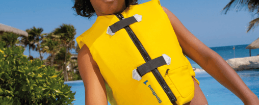 Kinder tragen Schwimmwesten beim Wassersport im Freien am Seeufer