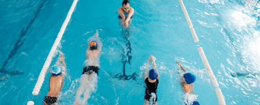 Verschiedene Schwimmabzeichen zum Kaufen f&uuml;r Wassersportler vor blauem Hintergrund