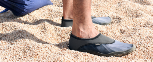 Badeschuhe am Wasserufer f&uuml;r Wassersport zur Fu&szlig;- und Trittsicherheit