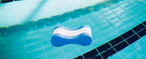 Schwimmtraining mit einem Pullbuoy zur Technikkorrektur und Kr&auml;ftigung des Oberk&ouml;rpers im Wasser