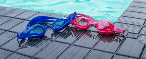 Person schwimmt im Becken mit einer Schwimmbrille und hat dabei klare Sicht unter Wasser