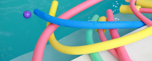 Unterschiedliche bunte Schwimmnudeln f&uuml;r den vielseitigen Einsatz im Wassersport im Schwimmbad