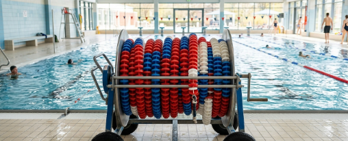 Moderner Haspelwagen zur Aufbewahrung und zum Transport von Schwimmleinen und Seilen im Wassersportbereich