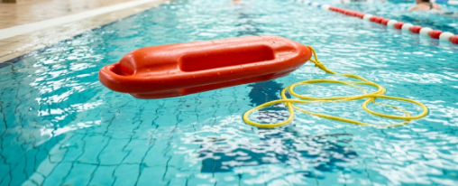 Rettungsboje online kaufen im Kübler Sport Onlineshop Rettungsboje im Einsatz bei Wassersport auf einem See zur sicheren Wasserrettung