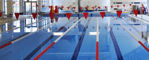 Schwimmbadausstattung f&uuml;r Wassersport im modernen Schwimmbad mit Trennleinen, Sprungbrett und Aufbewahrung
