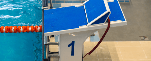 Startsockel Schwimmbad als Startvorrichtung mit rutschfester Plattform im Schwimmbecken f&uuml;r Training oder Wettkampf