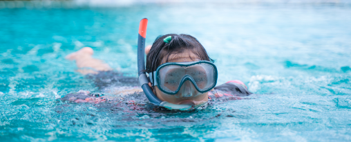 Verschiedene Schnorchel f&uuml;r den Wassersport am Beckenrand und im offenen Wasser