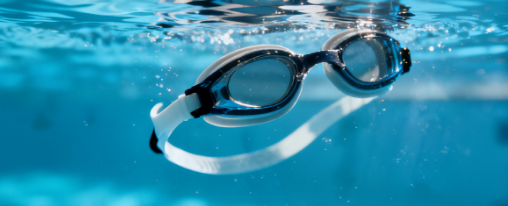 Wassersportler tr&auml;gt eine Taucherbrille und blickt durch das klare Wasser