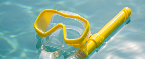 Tauchset online kaufen im Kübler Sport Onlineshop Mehrteiliges Tauchset bestehend aus Tauchmaske, Schnorchel und Flossen für Wassersportler im Einsatz