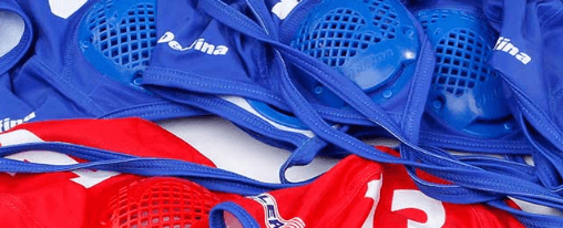 Wasserballkappen mit Ohrenschutz f&uuml;r Mannschaft und Training im Einsatz im Schwimmbad