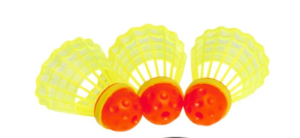 Drei Crossminton Bälle nebeneinander angeordnet, gelbe Federn und Rote Ballkappen